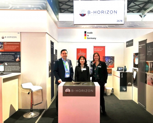 B-Horizon Gründer und Geschäftsführer Mohammad Kabany gemeinsam mit Helena Krämer (Executive Management Assistant) und einer Englisch-Chinesischen Übersetzerin am eigenen Messestand auf der SEMICON China in Shanghai.