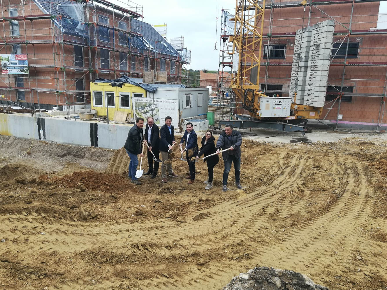 Group photo at the groundbreaking for B-Horizon’s new headquarters in Sinzing: From left to right: Armin Zeiler (Builder), Andreas Unsicker (CEO InoTexx GmbH), Patrick Grossmann (1st Mayor of Sinzing), Mohammad Kabany (Founder and CEO B-Horizon GmbH), Kathrin Wutzlhofer (Architectural Office Heitzer), Marcel Hartung (Employee of InoTexx GmbH)