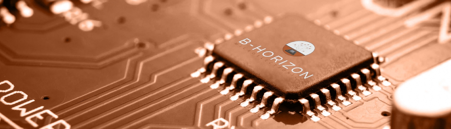 Mikrochip auf einer Leiterplatte (auch genannt PCB: printed circuit board) aus der Mikroelektronik-Entwicklung. B-Horizon Microelectronics entwickelt als IC-Design und Beratungsunternehmen hoch komplexe ICs und FPGAs und fungiert als Bindeglied zwischen Kunden und den Halbleiter-Lieferanten.