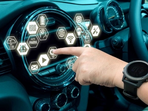 Cockpit eines Autos der Zukunft mit holographischen Bedienungselementen, die wie bei einem Touch Screen ausgewählt werden können. Wir unterstützen unsere Kunden bei innovativen Lösungen für die Mobilität der Zukunft bei der erfolgreichen Umsetzung von Automotive-Anwendungen.