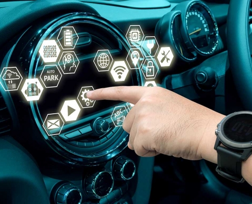 Cockpit eines Autos der Zukunft mit holographischen Bedienungselementen, die wie bei einem Touch Screen ausgewählt werden können. Wir unterstützen unsere Kunden bei innovativen Lösungen für die Mobilität der Zukunft bei der erfolgreichen Umsetzung von Automotive-Anwendungen.