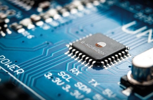 B-Horizon Mikrochip auf einer Leiterplatte (auch genannt PCB: printed circuit board) aus der Mikroelektronik-Entwicklung. Als IC-Design und Beratungsunternehmen entwickeln wir hoch komplexe ICs und FPGAs und fungieren als Bindeglied zwischen unseren Kunden und den Halbleiter-Herstellern.