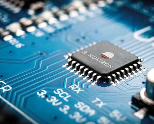 Microchip on a circuit board (also known as PCB: printed circuit board) from microelectronic development. As an IC design and consultancy company, we develop highly complex ICs and FPGAs and act as a moderator and project manager between our customers and the semiconductor industry.
