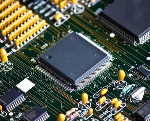 Mikrochip auf einer Leiterplatte (auch genannt PCB: printed circuit board) aus der Mikroelektronik-Entwicklung. B-Horizon Microelectronics entwickelt als IC-Design und Beratungsunternehmen hoch komplexe ICs und FPGAs und fungiert als Bindeglied zwischen Kunden und den Halbleiter-Herstellern.