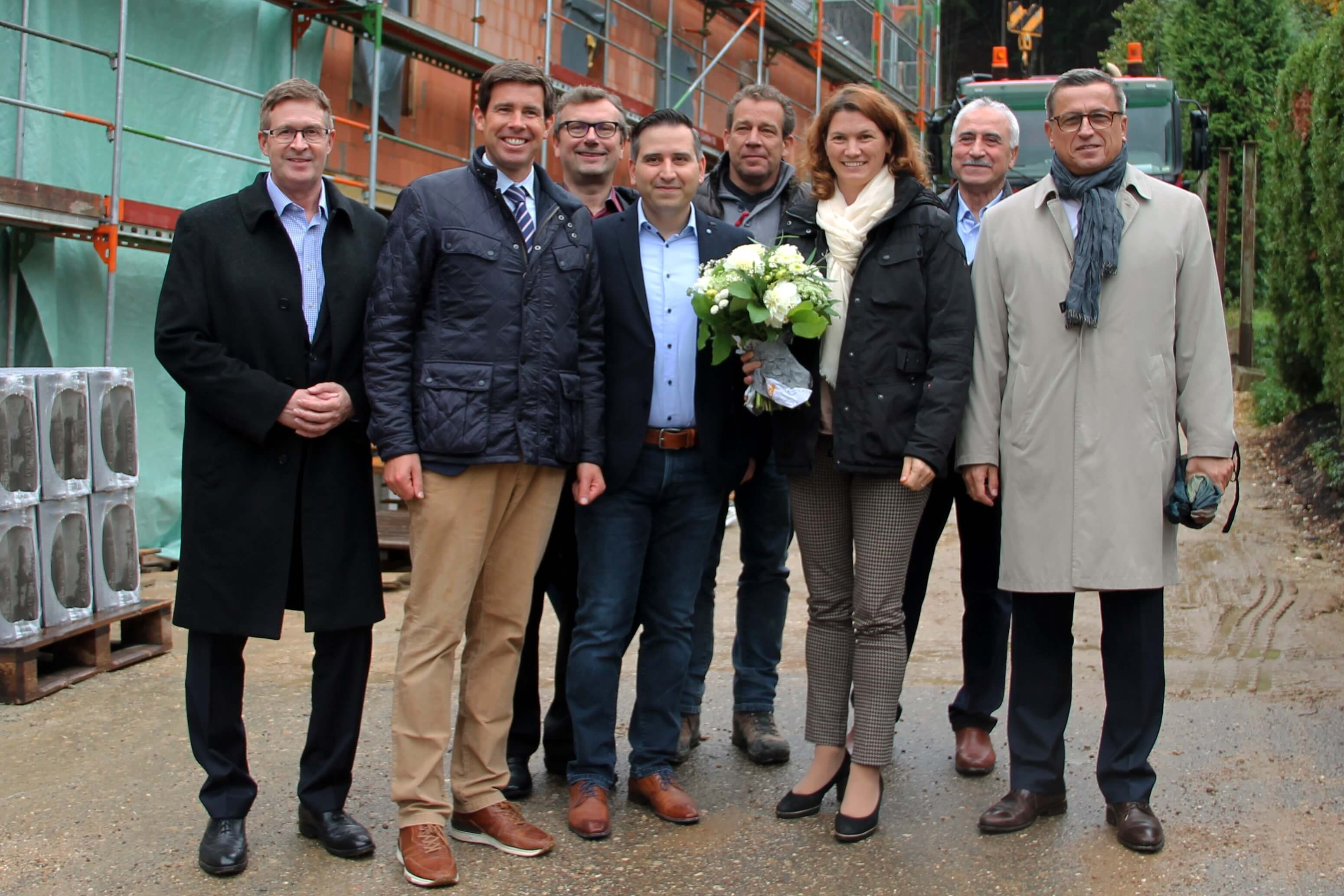 Group photo in front of the bare brickwork of B-Horizon’s new headquarters at the topping-out ceremony in Sinzing Front row: Johannes Seibert (Managing Partner at CDM Global Solutions), Patrick Grossmann (1st Mayor of Sinzing), Mohammad Kabany (Founder and CEO B-Horizon GmbH), Tanja Schweiger (District Administrator of the District Regensburg), Gerhard Heinemann (Vice President Purchasing and SQA at CATL Europa) Back row: Dr. Martin Kammerer (Managing Director of IHK-Gremium Regensburg), Armin Zeiler (Builder), M. Taleb Kabbani (Consultant of B-Horizon GmbH)